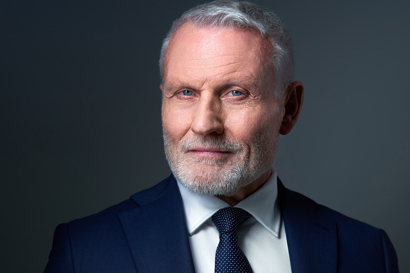 Portrait professionnel de Gabriel GORGI, photographe corporate spécialisé en images d'entreprise et.