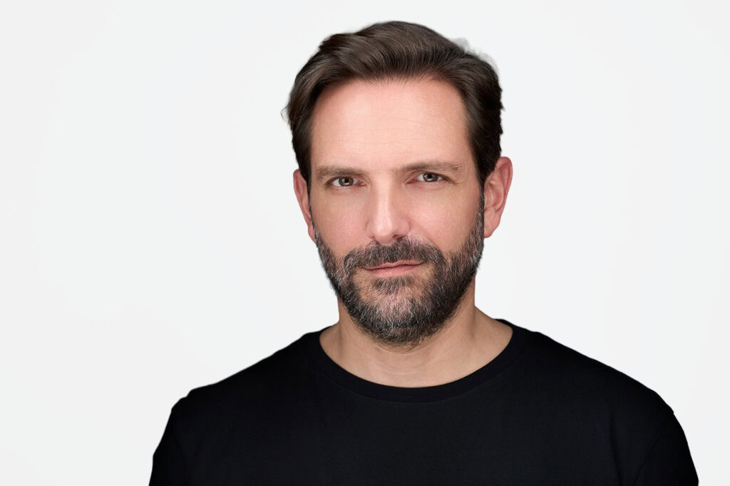 Gabor Gorgi, photographe corporate spécialisé en portraits professionnels.