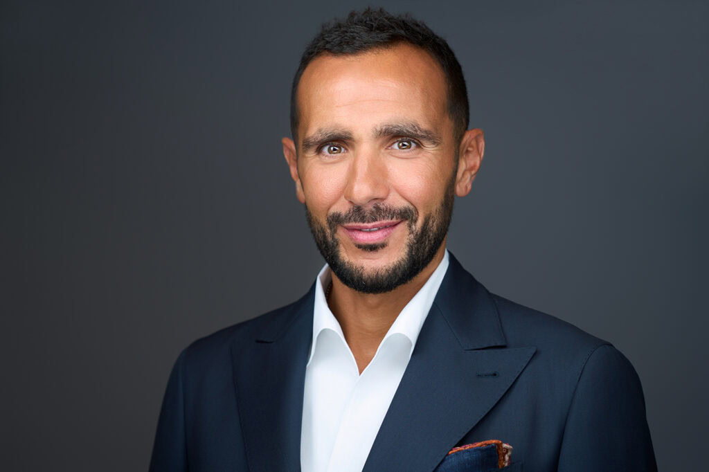 Portrait professionnel d'un homme d'affaires en costume pour photographie corporate.