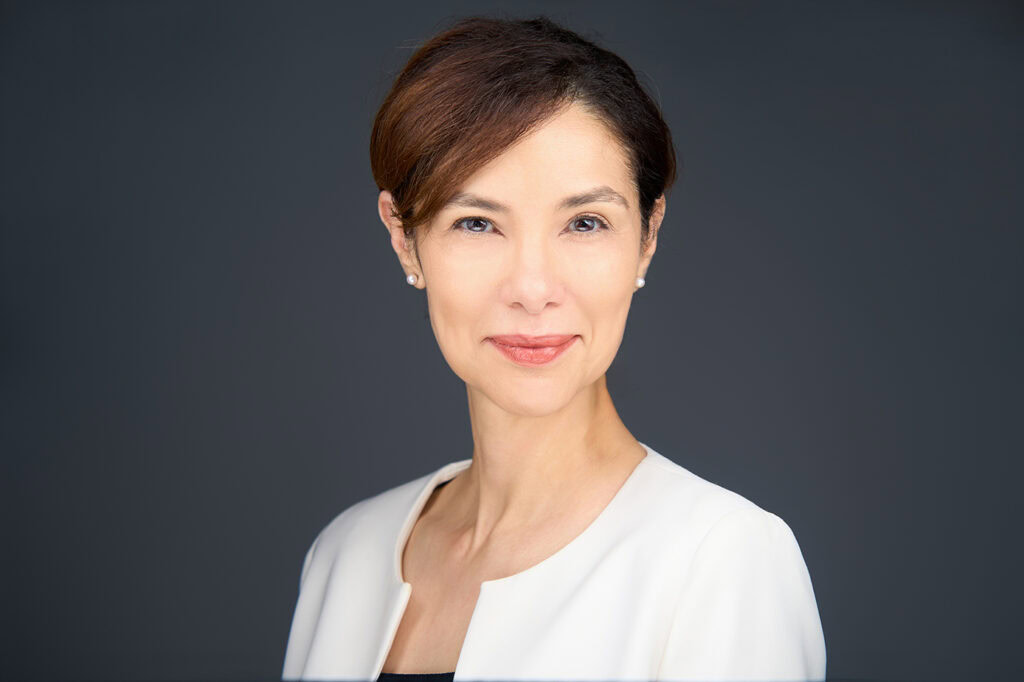 Portrait professionnel de femme d'affaires souriante, photographie corporate.