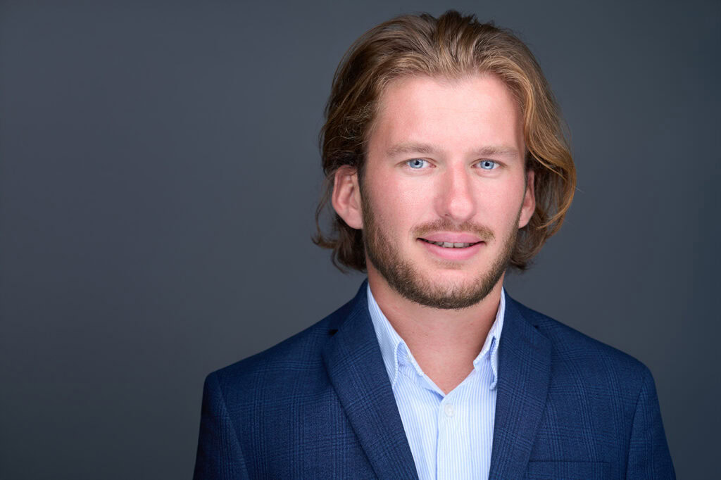 Portrait professionnel d'un homme en costume bleu, photographie corporate.