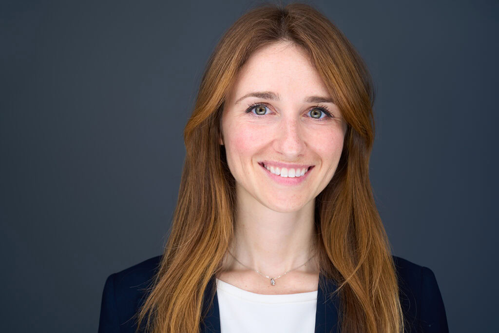 Portrait de femme professionnelle souriante, photographie corporate.