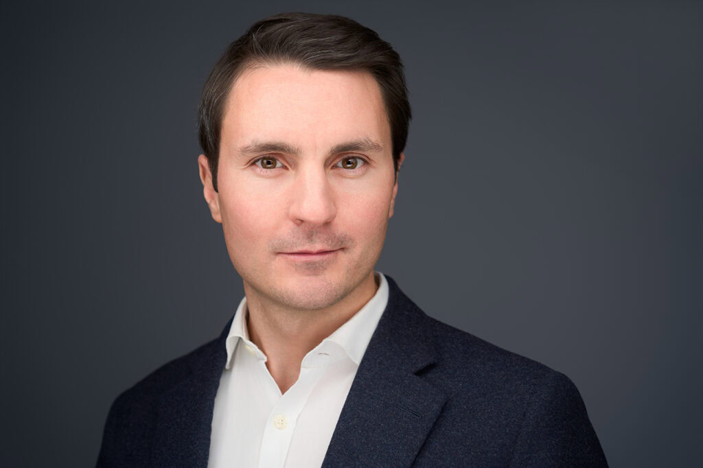 Portrait professionnel de Gabriel GORGI, photographe d'entreprise spécialisé en photographie corpora.